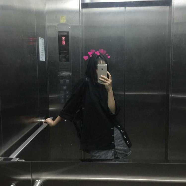 Девушка с черными волосами в зеркале