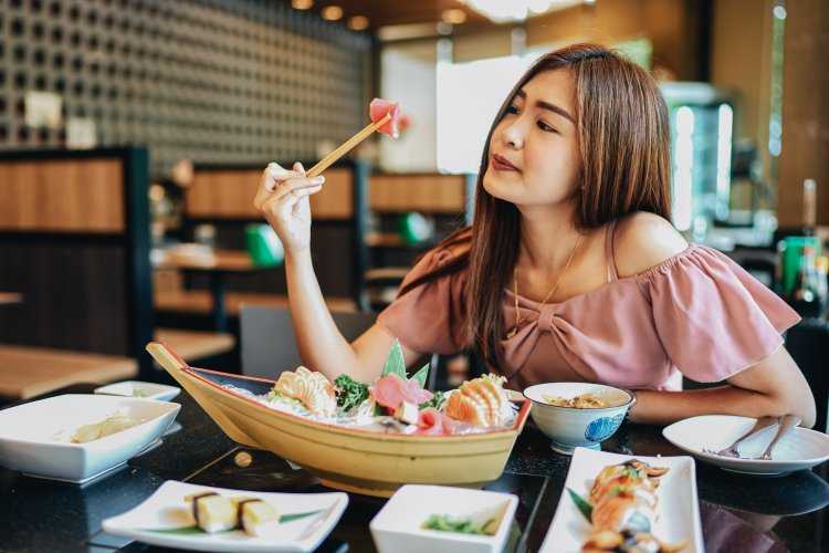 Японская девушка в кафе