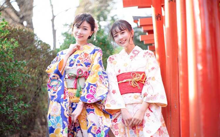 Две японки в кимоно