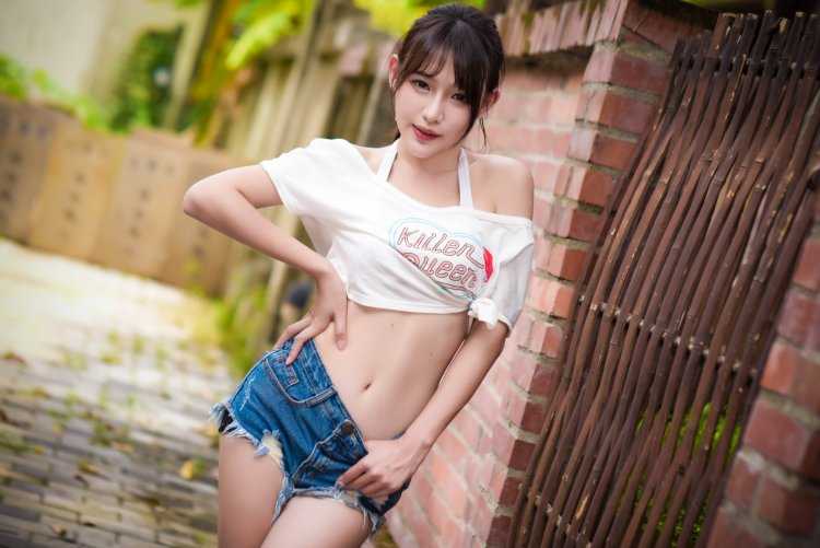 Японка в коротких шортиках11