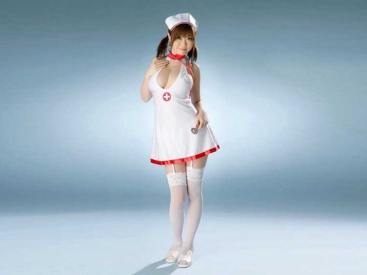 Азиатка в костюме медсестры