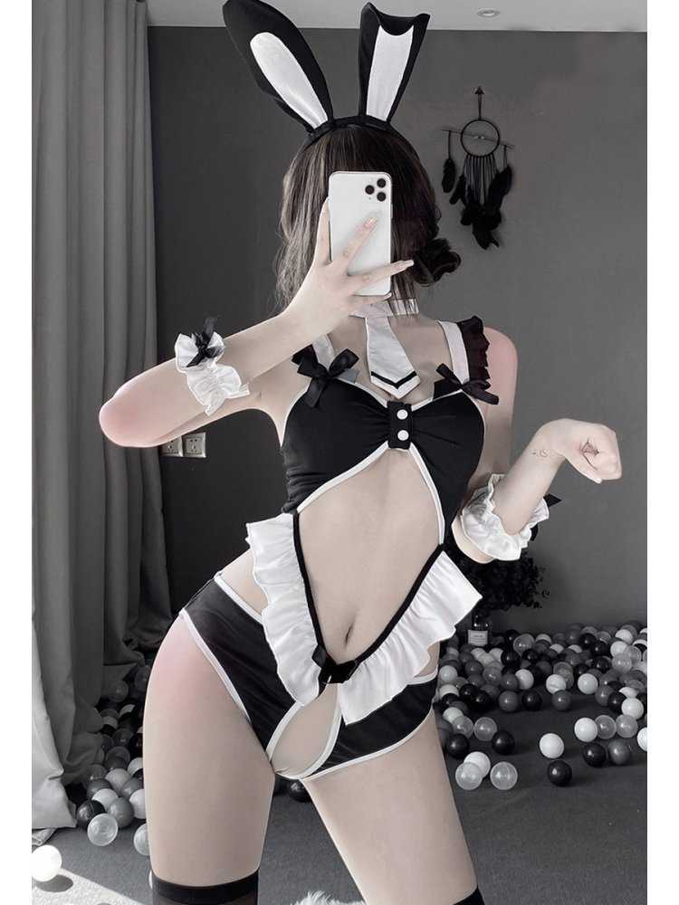 Японка в костюме кролика