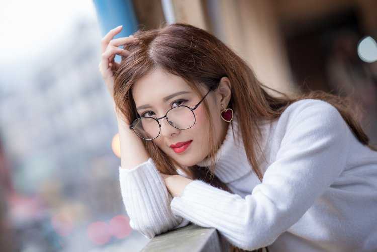 Азиатка в солнцезащитных очках