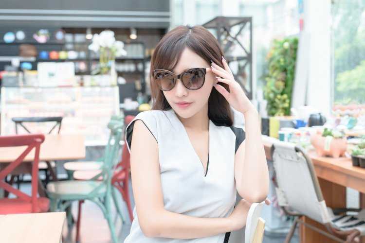Азиатка в солнцезащитных очках