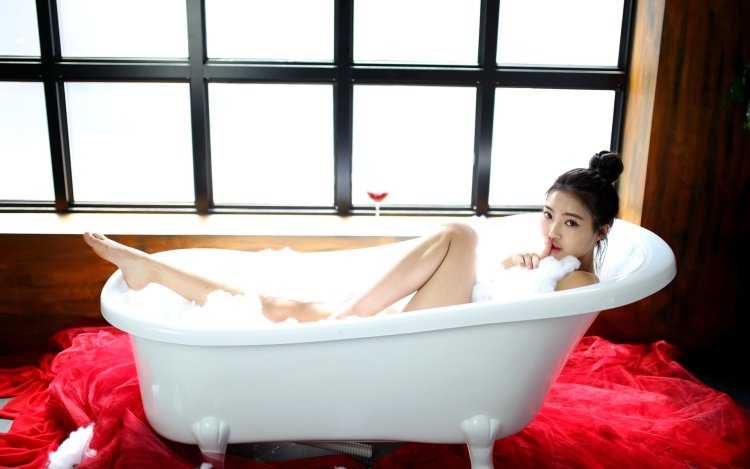Красивая азиатка в ванне