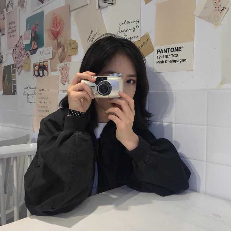 Корейская девушка с фотоаппаратом
