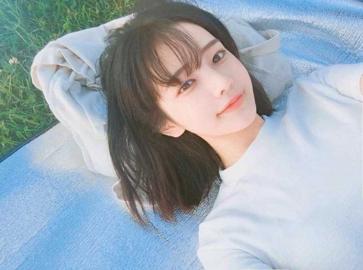 Корейская девушка с короткими волосами селфи