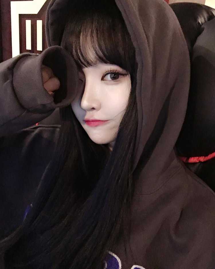 Корейские девушки с черными волосами