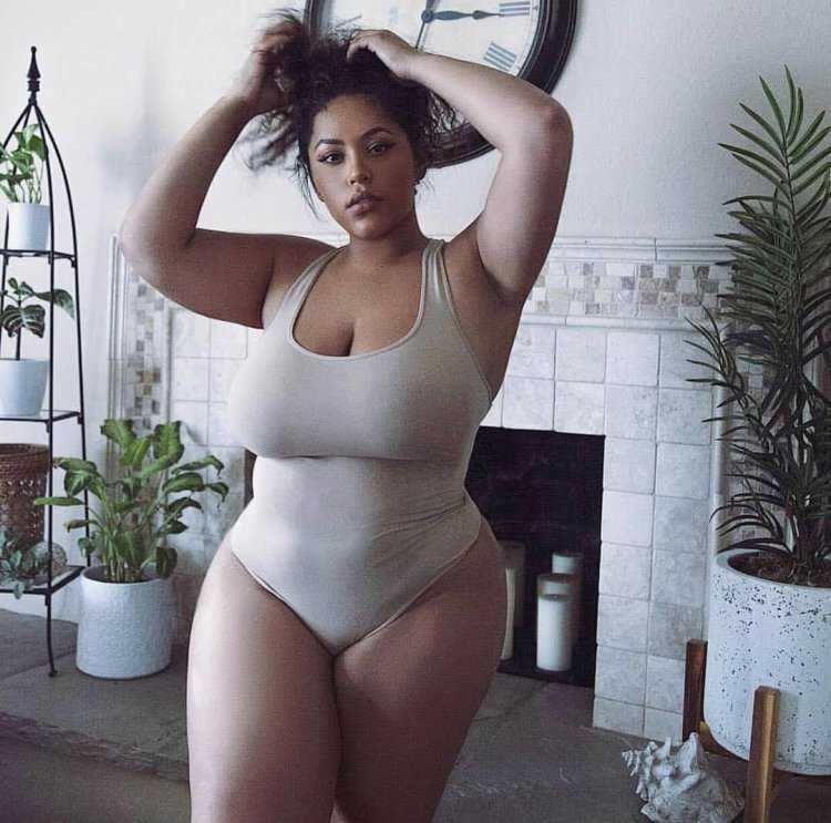 Женщина с широкими бедрами в мини