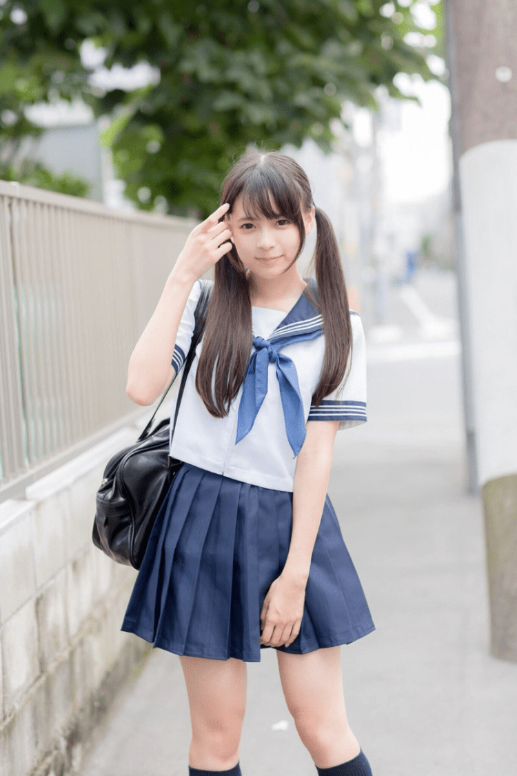 Красивые Японочки в коротеньких юбочках