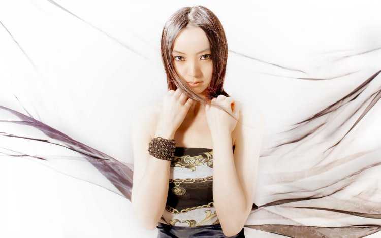 Азиатские девушки на белом фоне