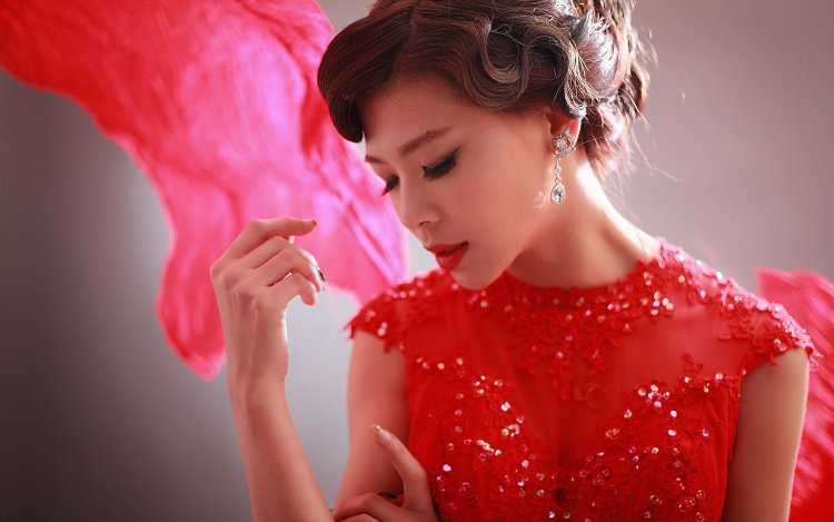 Японка в Красном платье