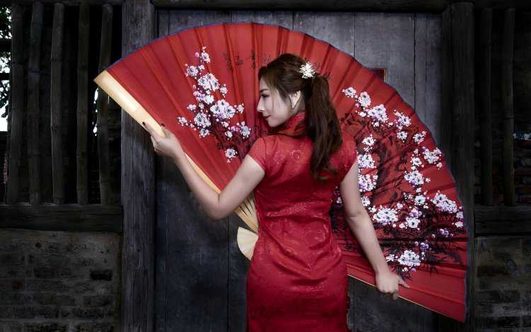Японка в Красном платье