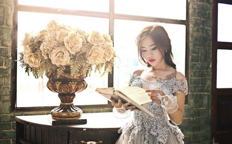 Девушка кореянка с книгой