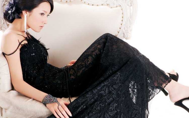 Девушка в черном кружевном платье