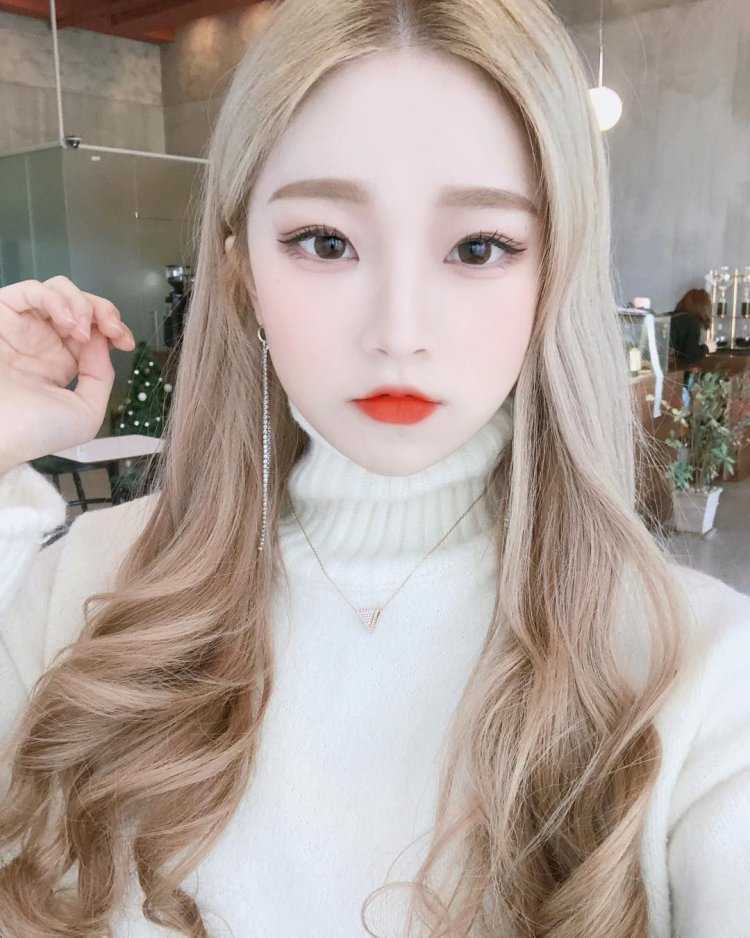 Улззанг Ольджан без макияжа