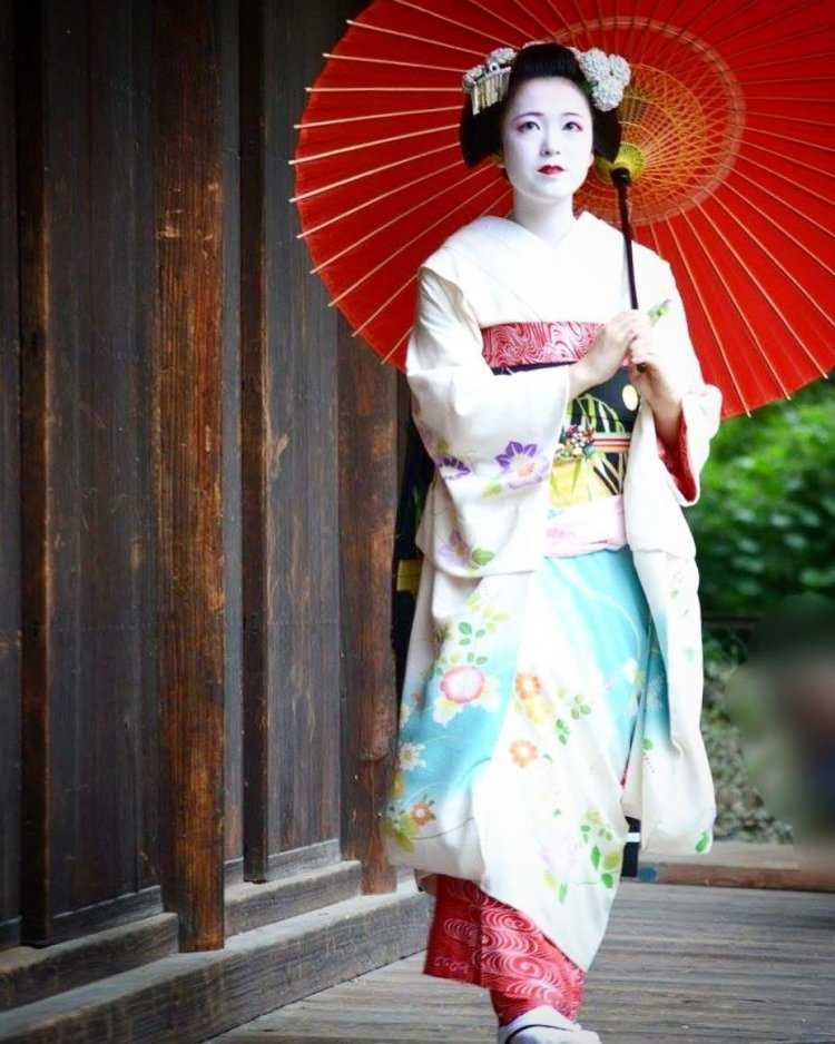 Японские девушки в кимоно с белыми лицами
