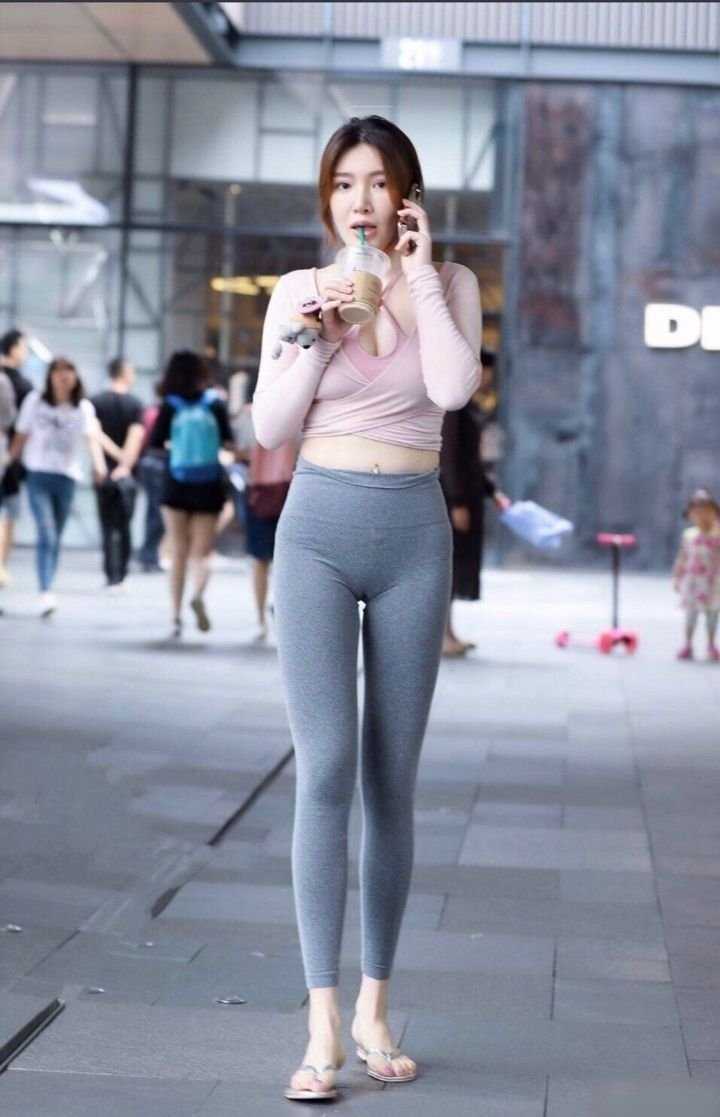 Японки на улице в лосинах