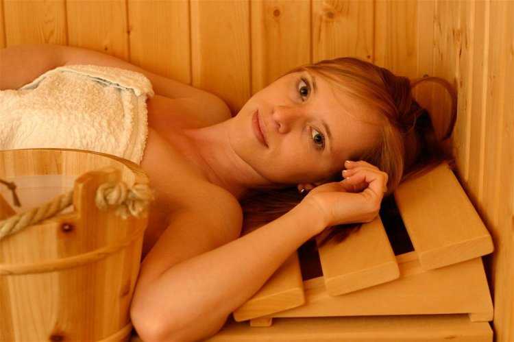 Стройные девушки в бане