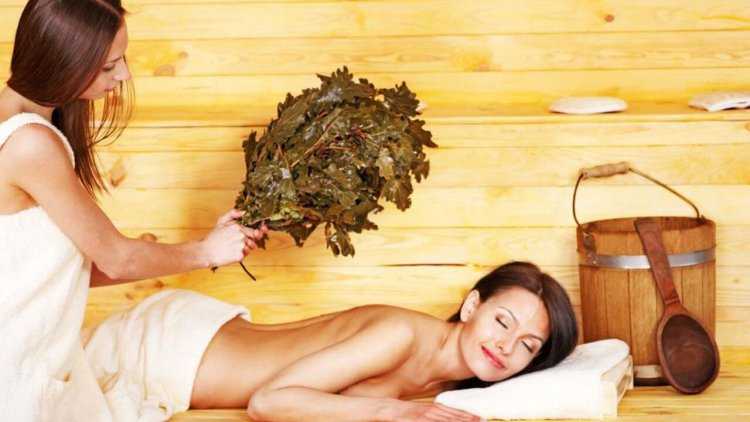 Девушка в бане с веником