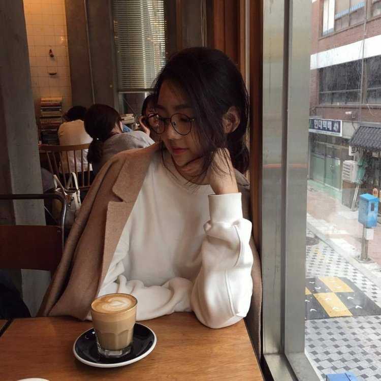 Корейская девушка в кафе