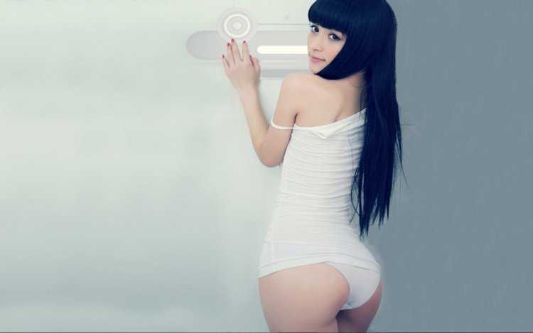 Азиатка в белой футболке