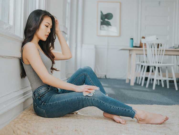 Зои Дойч в джинсах