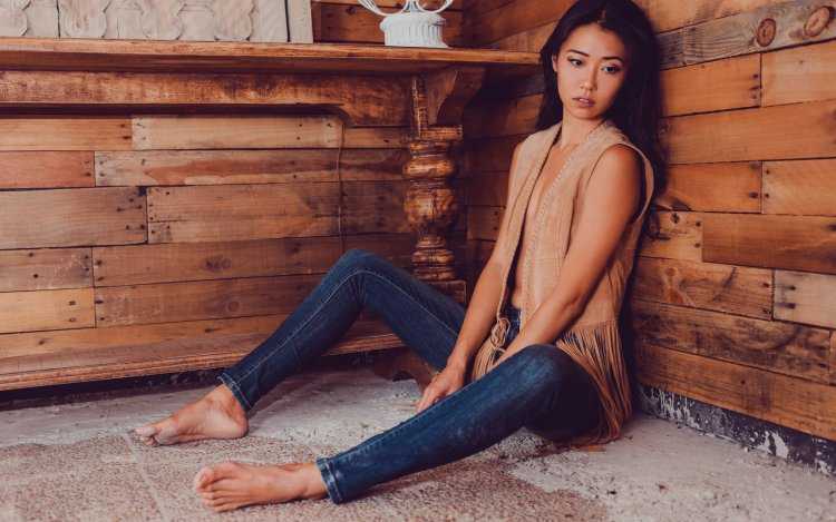 Девушки в джинсах босиком