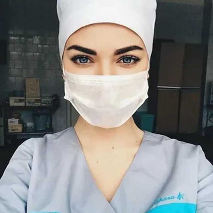 Девушка медик в маске