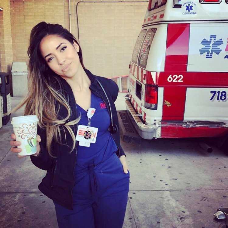 Девушки скорой помощи