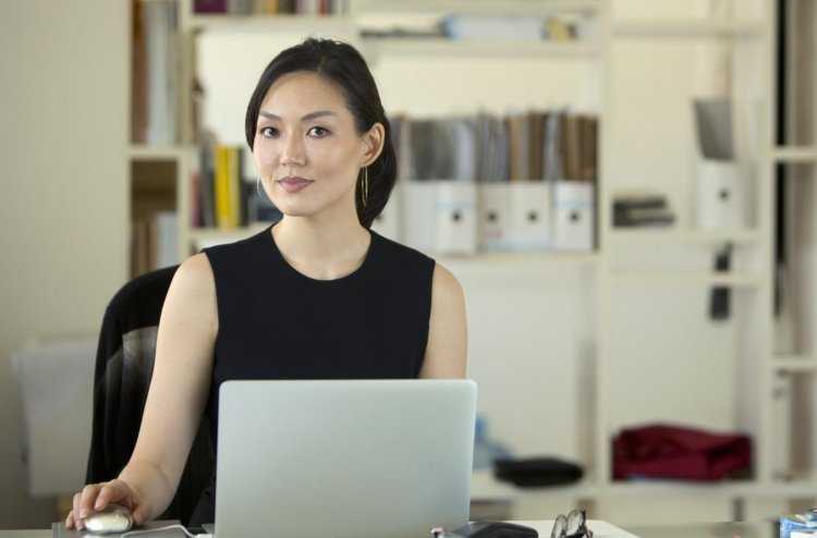 Казашка в офисе