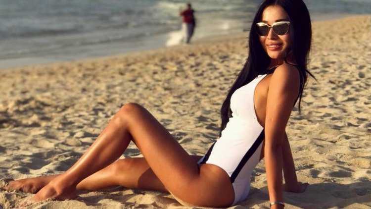 Красивые казашки в купальнике брюнетки