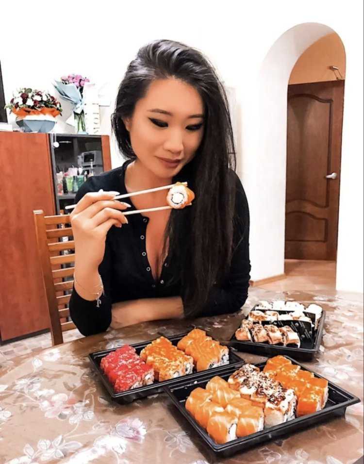Суши роллы девушка