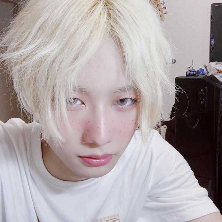 Кореец альбинос мальчик