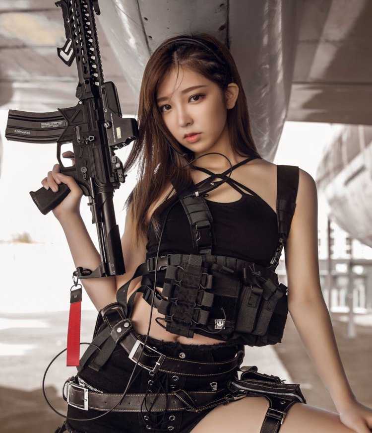 Азиатки с оружием