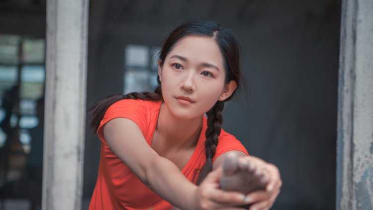 Азиатская девочка с косичками