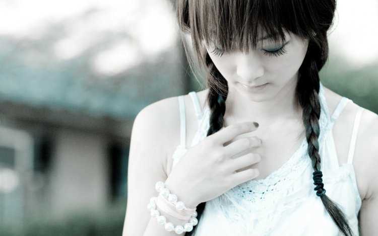 Печальная девушка