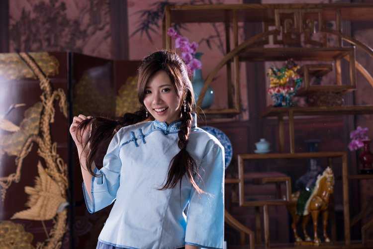 Азиатская девушка с косами