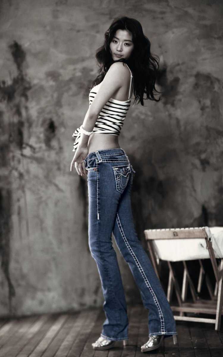 Ким Хена в джинсах