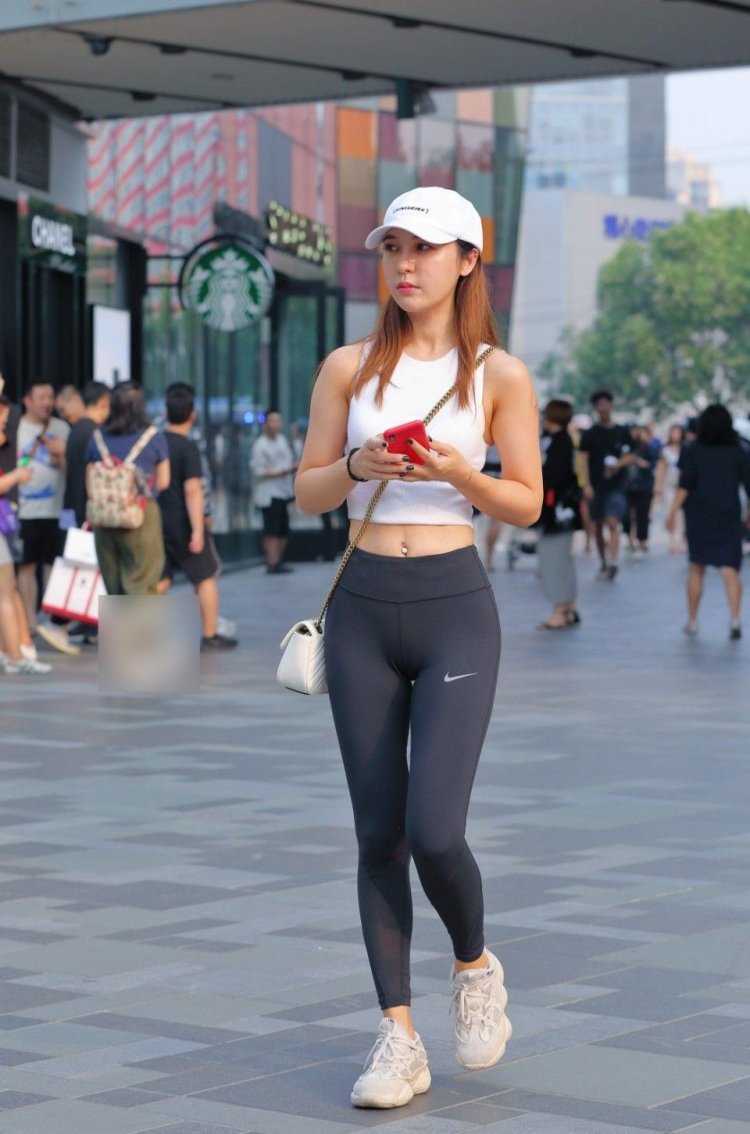 Китаянки в спортивных леггинсах