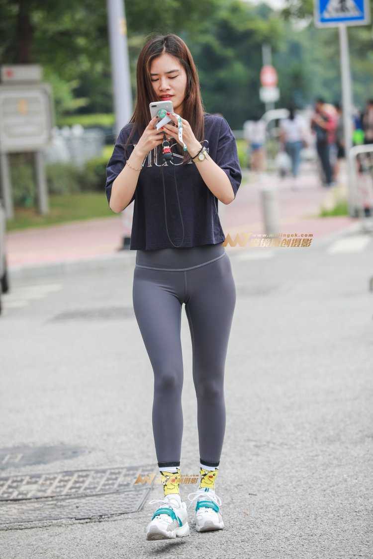 Японские девушки в леггинсах