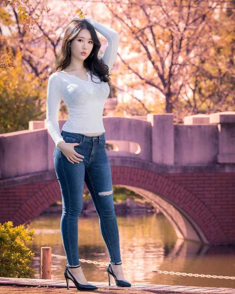 Азиатские девушки в леггинсах