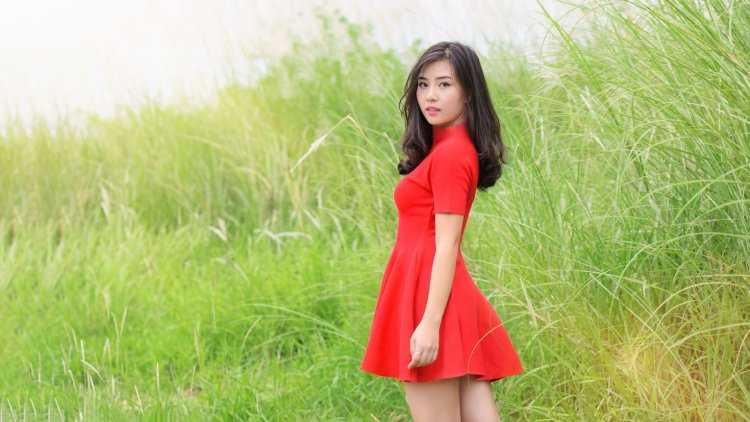 Азиатка в Красном платье
