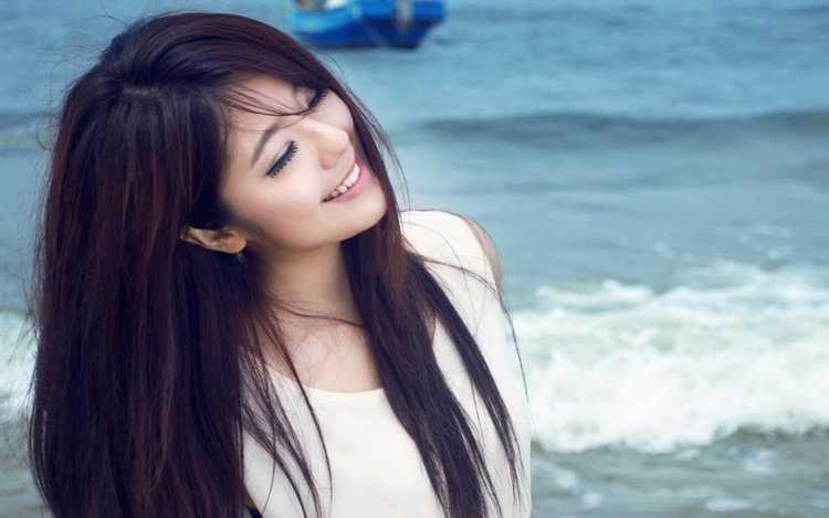 Девушка брюнетка с длинными волосами