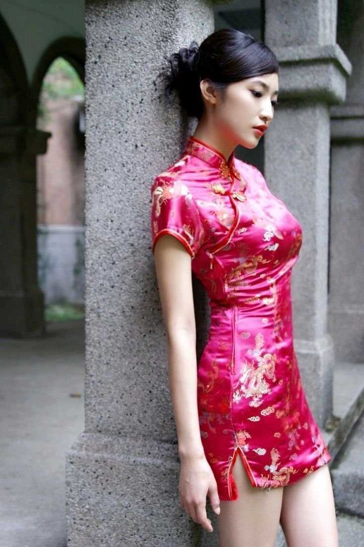 Азиатка в Красном платье