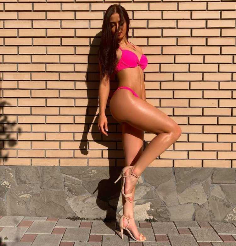 Загорелая девушка в купальнике