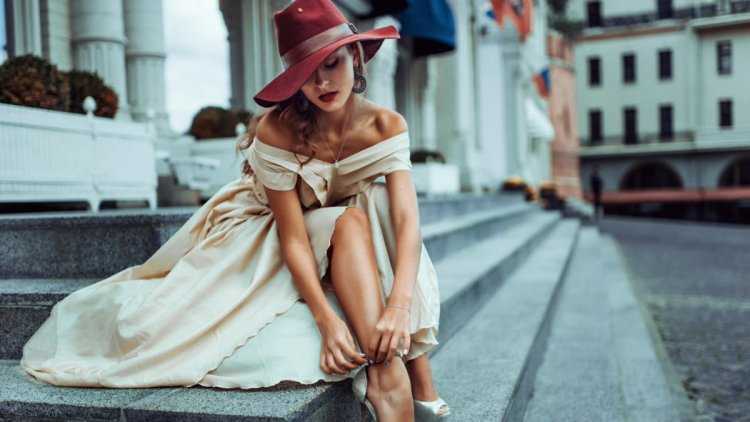 Стильная девушка в шляпе