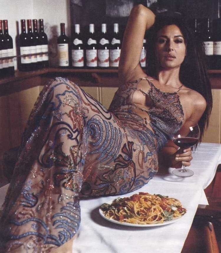 Моника Беллуччи с вином