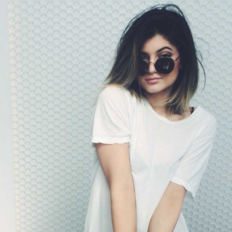 Кайли Дженнер с каре в очках