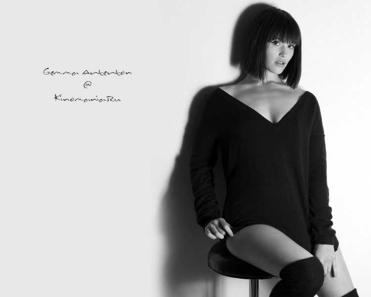 Молодая брюнетка с каре